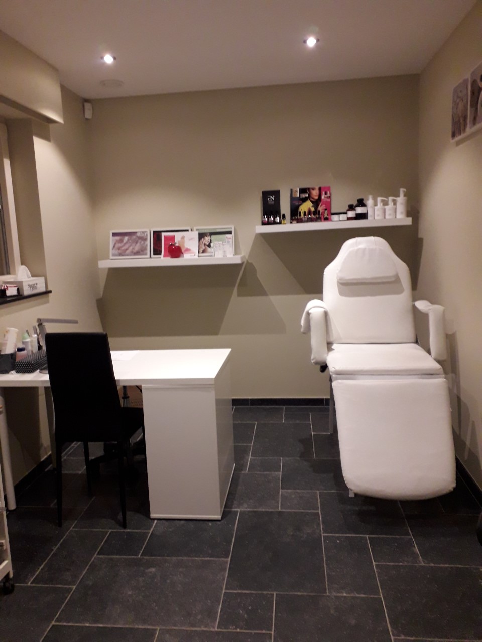 schoonheidsspecialisten Brasschaat gespecialiseerd voetverzorgster Annemie